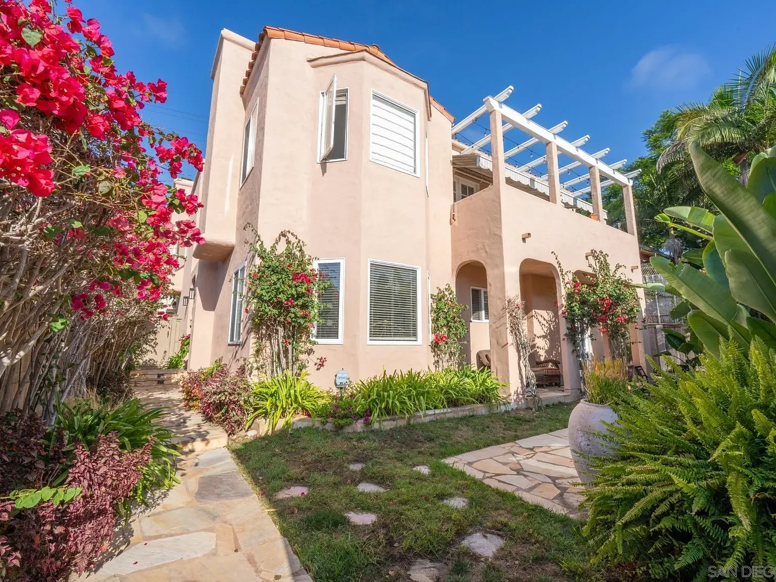 3 bed, 3.0 bath, 2521 sqft, $7,500 — Photo 3
