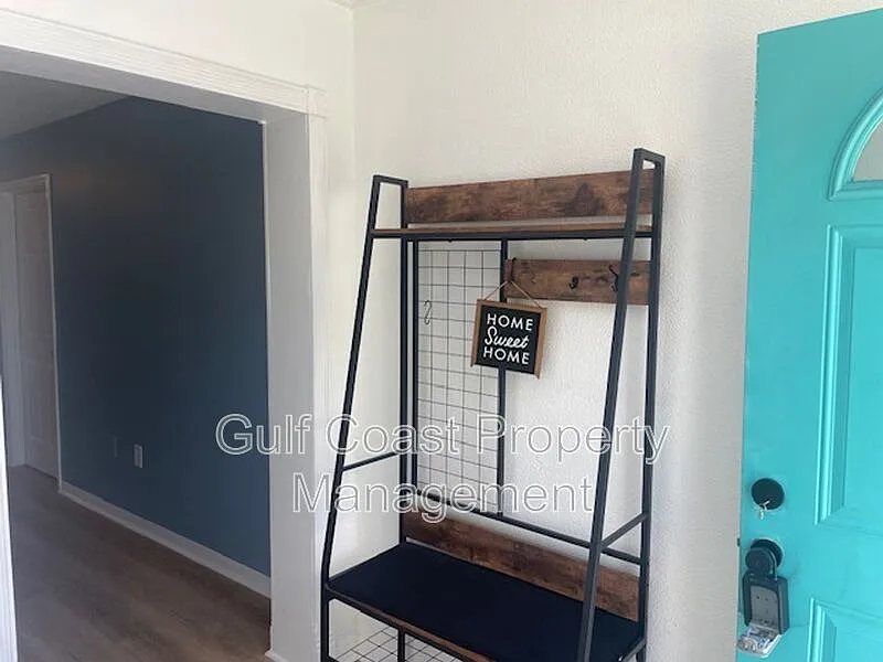 3 bed, 2.0 bath, 1100 sqft, $2,300 — Photo 3