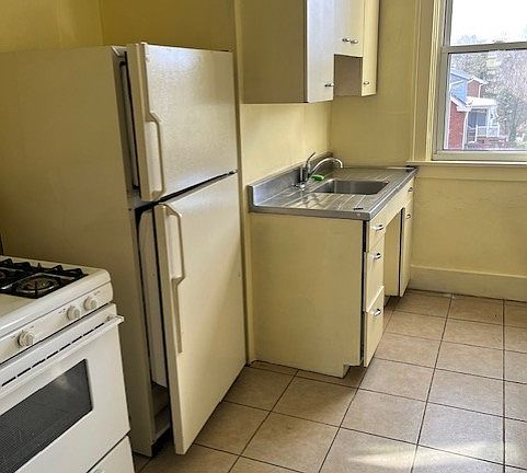 5th image of 338 Bracken Ave #2