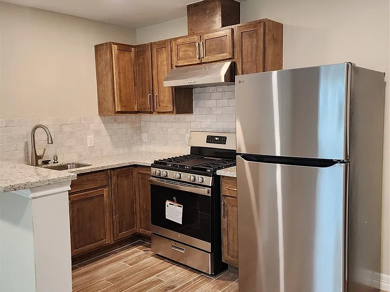 702 McDaniel St #B — Photo 6