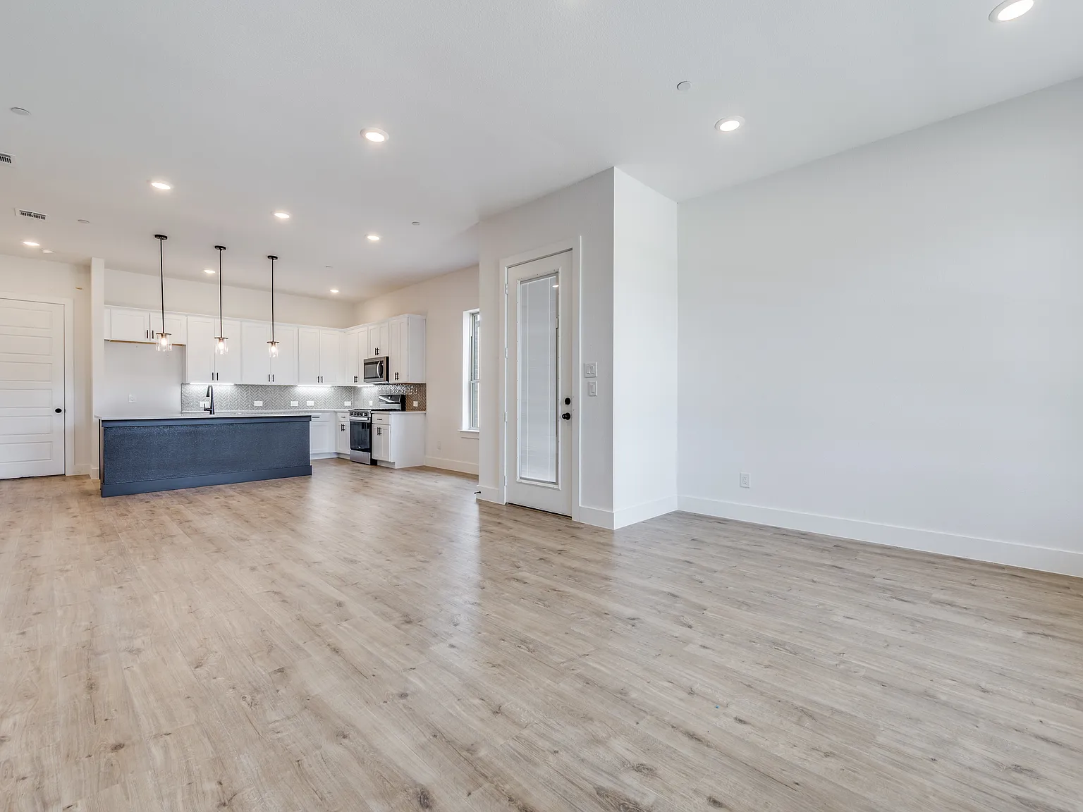 3 bed, 2.5 bath, 1970 sqft, $2,700 — Photo 4
