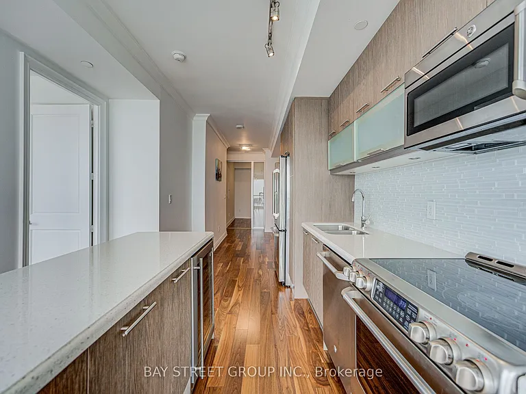 388 Yonge St #6701 — Photo 9