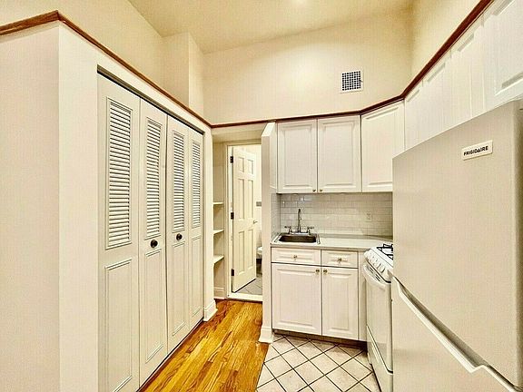4th image of 531 W 45th St #1BF