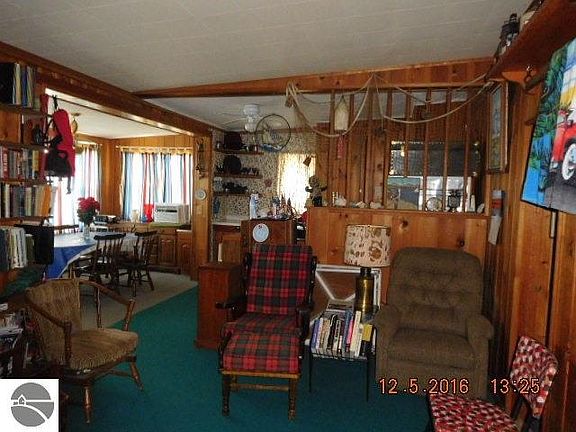 4th image of 2141 Douglas Dr
