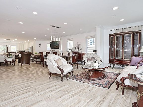 3rd image of 169 Woodward Ave
