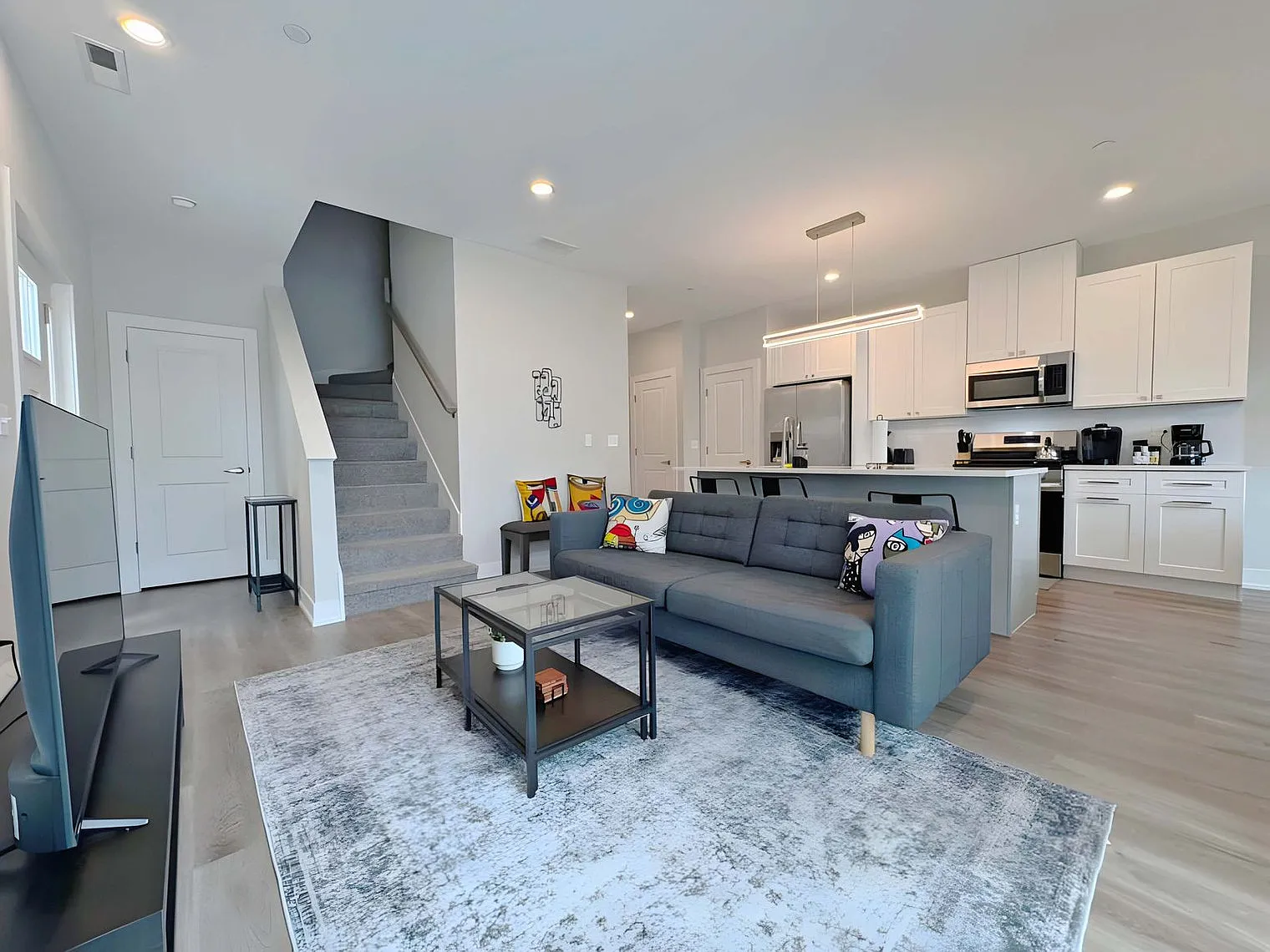 4 bed, 2.0 bath, 1894 sqft, $9,841 — Photo 4