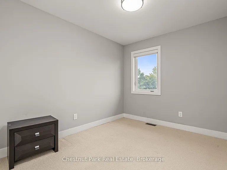 65 Rockmount Cres — Photo 23