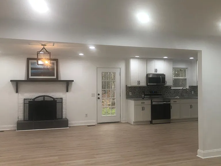 1225 York Rd NE — Photo 3