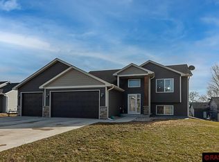 355 Horizon Dr, Le Center, MN 56057