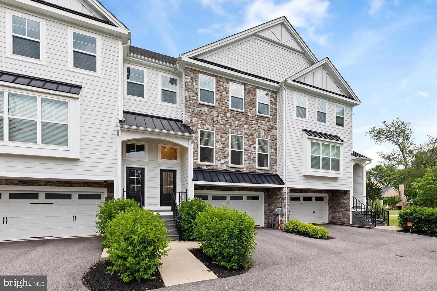 3 bed, 4.0 bath, 2395 sqft, $4,500 — Photo 1