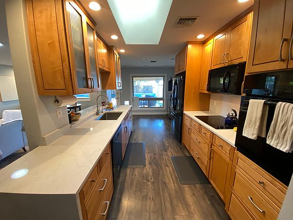 4th image of 605 E La Jolla Dr