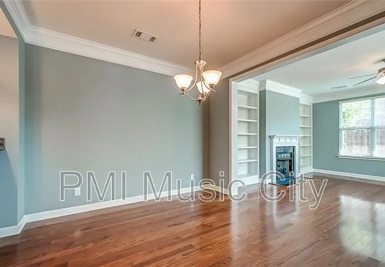 2324 Knowles Ave — Photo 9