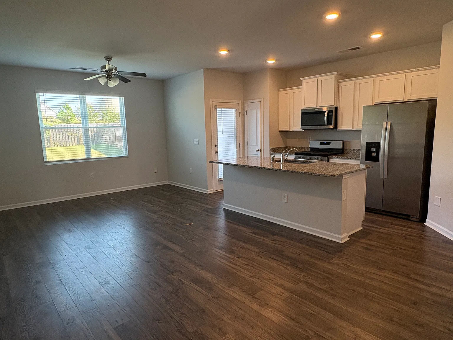 3 bed, 2.5 bath, 1435 sqft, $1,895 — Photo 4