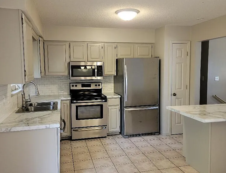 3905 Athens Ct — Photo 2