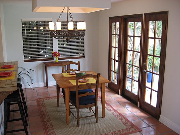 Breakfast Bar and Dining Area