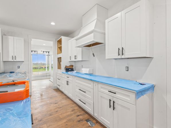 215 Berkley Hall Dr, Berea, KY 40403