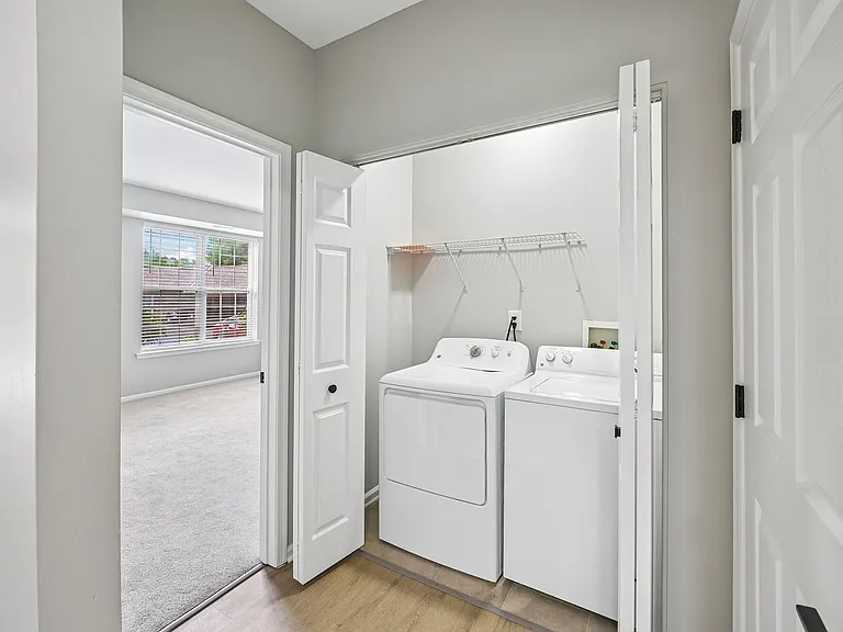 Fox Ridge and Lakeview Park Apartments — Photo 14