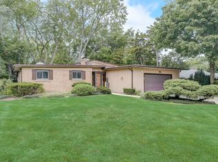 1002 Gary Ct, Wheaton, IL 60187