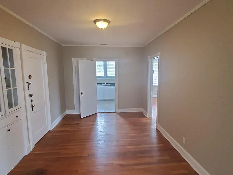 602 E 53rd St #4 — Photo 8