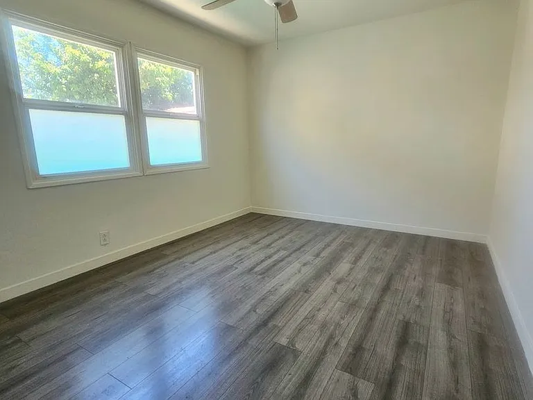 9234 Elizabeth Ave — Photo 2