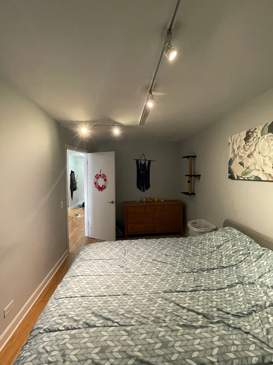 Building Photo - 4343 N Clarendon Ave #1111