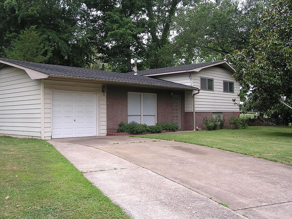 1st image of 200 S Emerald Ln