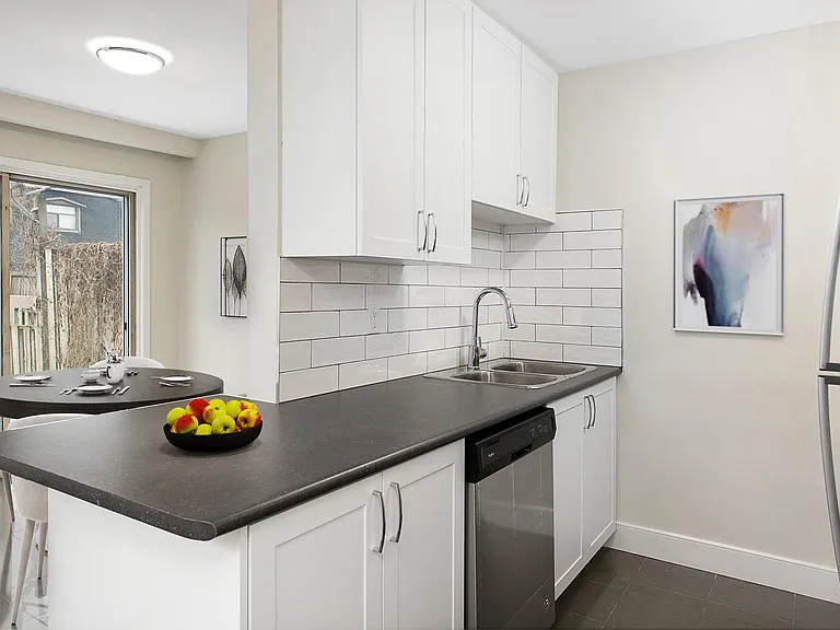 121 Ardglen Dr — Photo 4