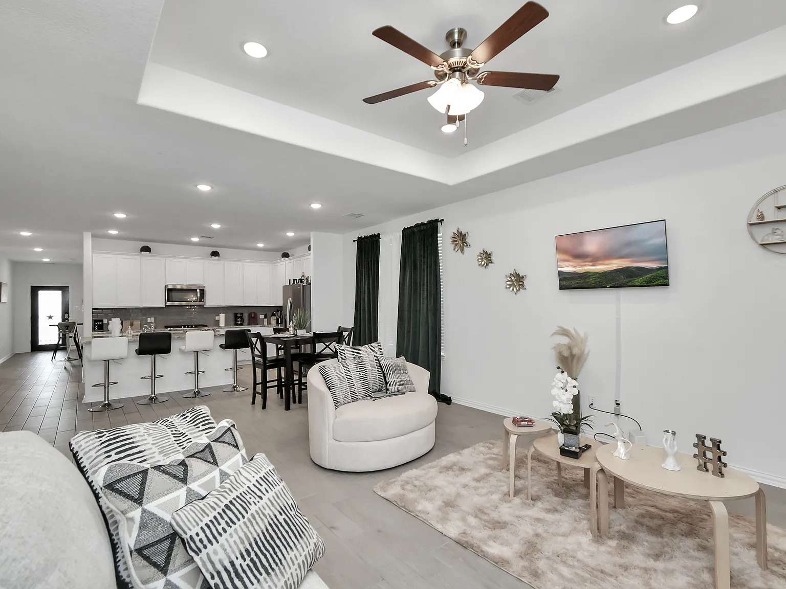 4 bed, $5,800 — Photo 2