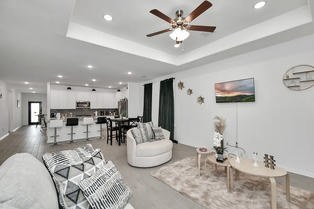 Building Photo - Royal Palm Dr
