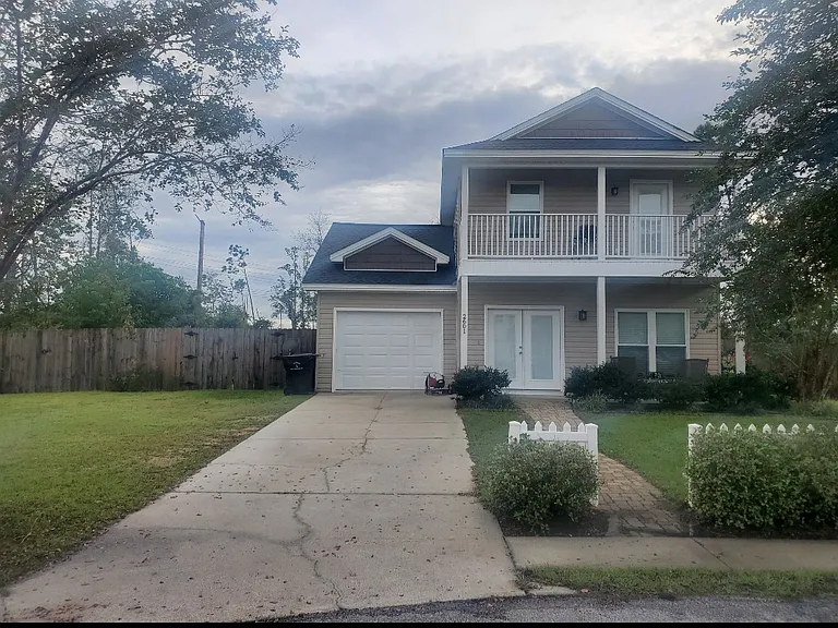 2601 Laurel Dr — Photo 1