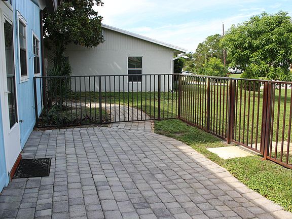 3rd image of 972 SE Damask Avenue