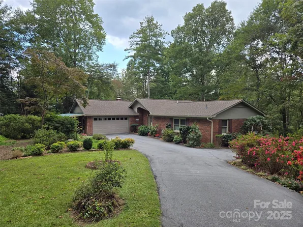 4 Dunean Ln, Hendersonville, NC 28739