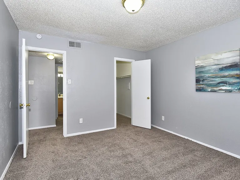 Heatherstone Apartments — Photo 27