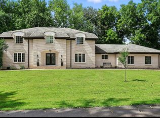 26 Briarwood Ln, Bettendorf, IA 52722