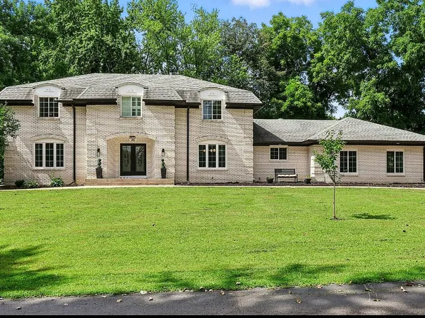 26 Briarwood Ln, Bettendorf, IA 52722