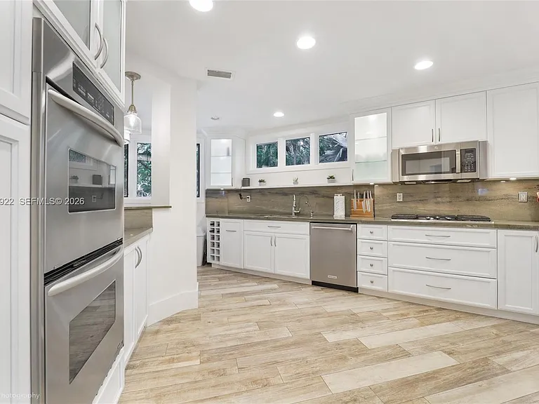 2449 S Bayshore Dr — Photo 9