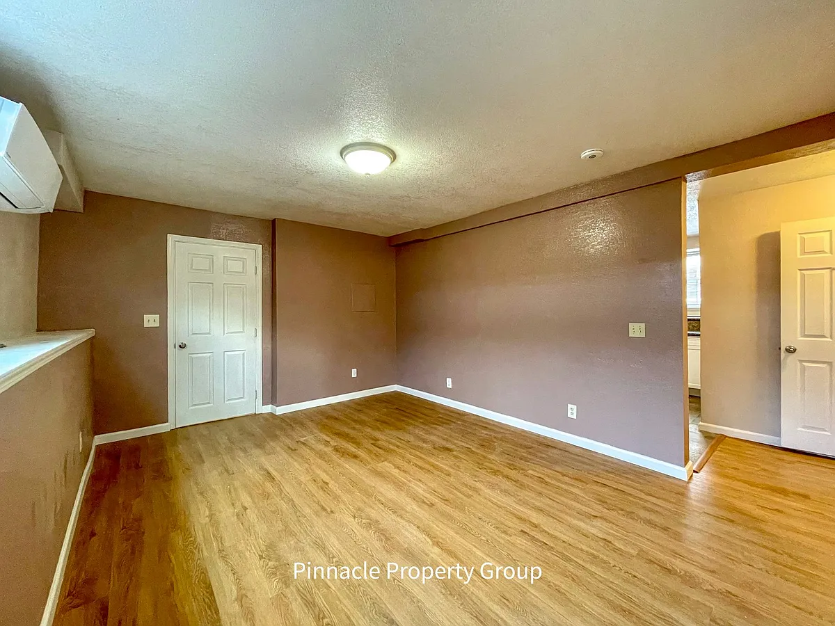 Building Photo - 496 N 7th St #B