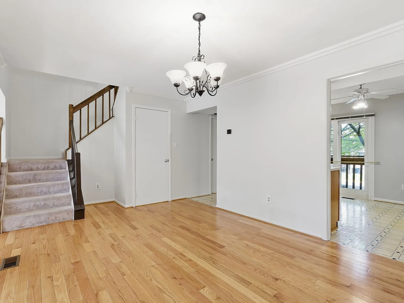 Beautiful 3BR/3.5BA Townhome in Waters Landing! — Photo 3