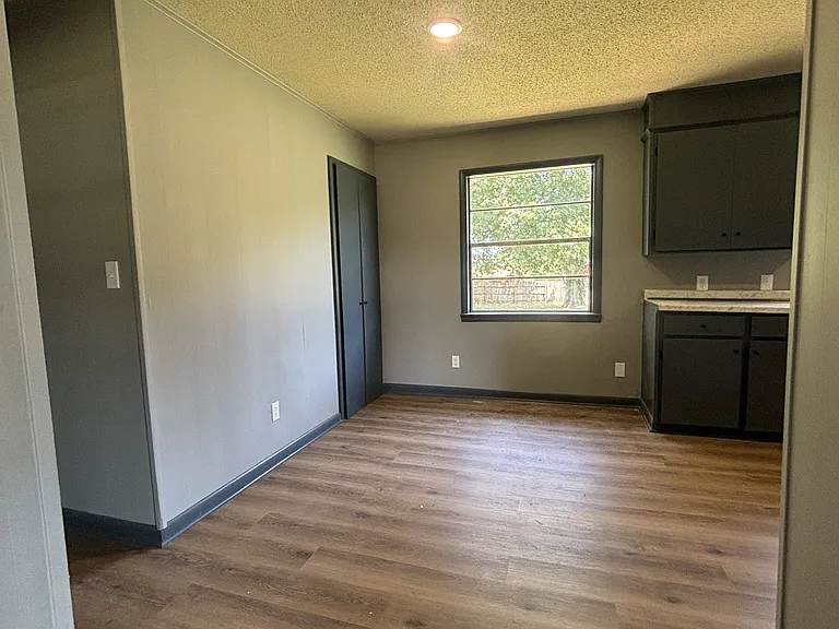2702 W Commercial St — Photo 3