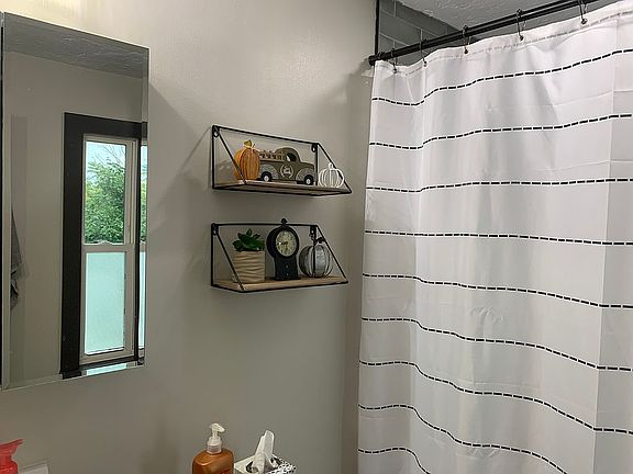 Upstairs full bathroom 