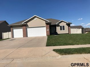 2204 Park Crest Dr, Papillion, NE 68133