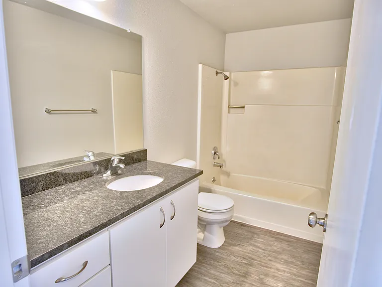 1302 NW Knoxville Blvd #101 — Photo 5