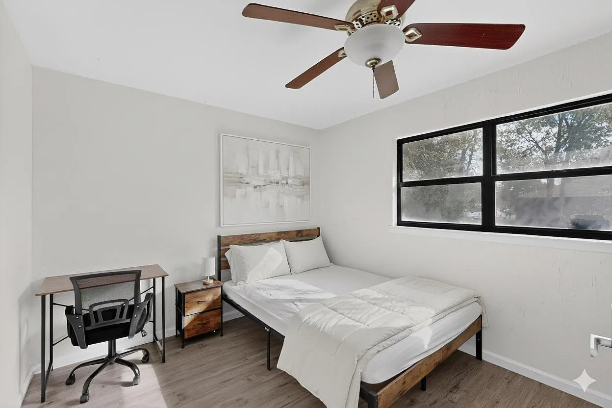 4 bed, 3.0 bath, 2357 sqft, $1,009 — Photo 1