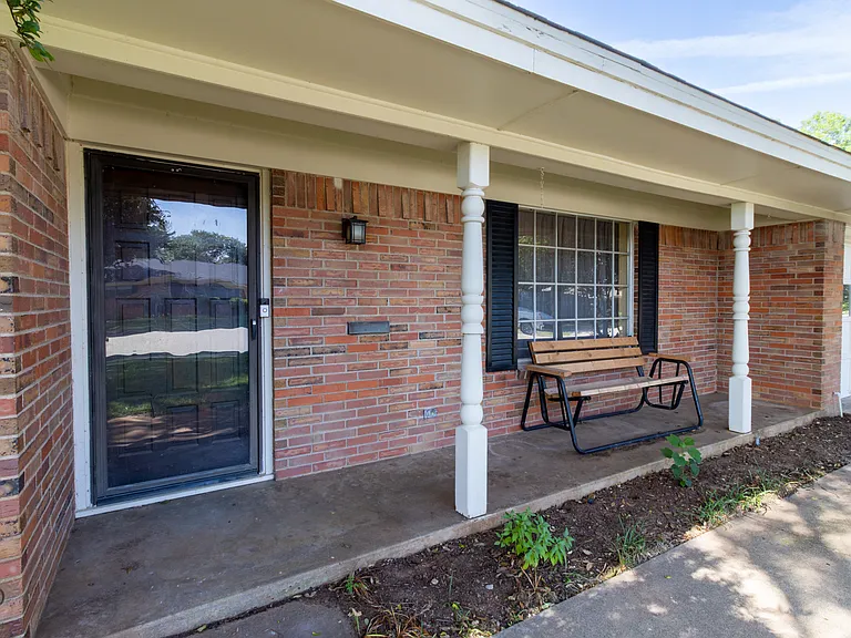 1535 Primrose Dr — Photo 3