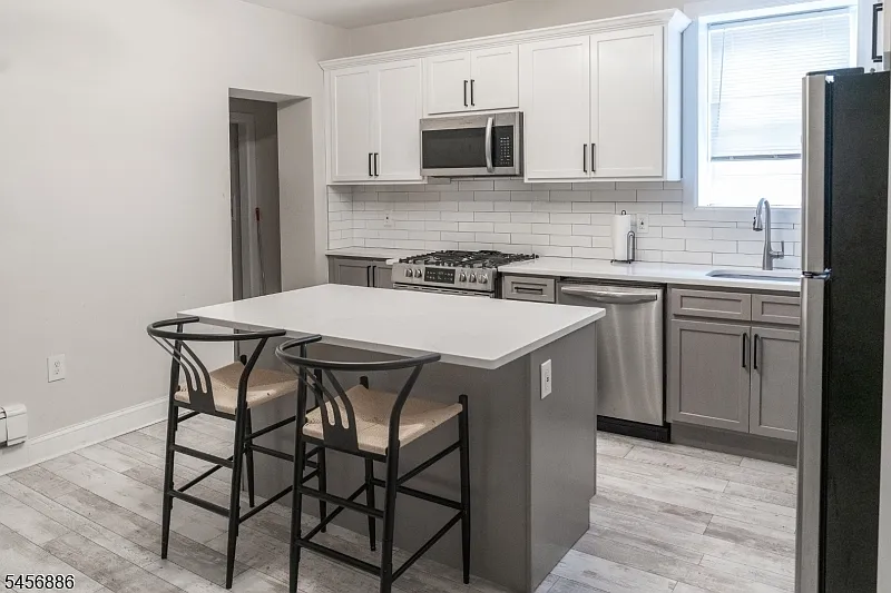 2 bed, 1.0 bath, 1025 sqft, $2,400 — Photo 2