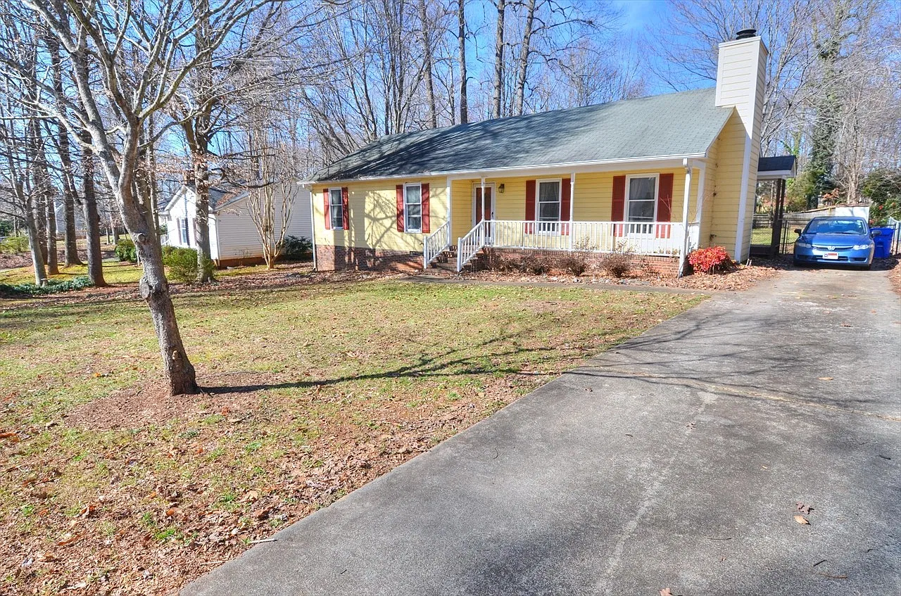 Available Dec 11th - Lovely 3 Bedroom Ranch With Large Fenced Yard! — Photo 2