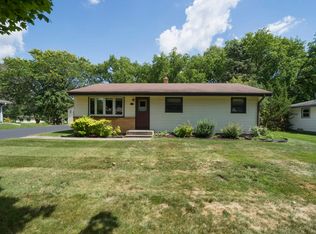 408 Sunset Dr, Pewaukee, WI 53072