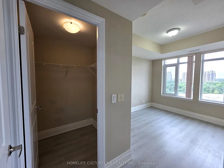 131 Upper Duke Cres #804 — Photo 17
