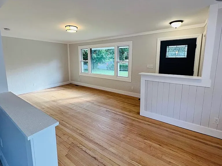 127 N Country Rd — Photo 4