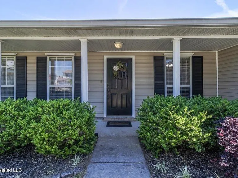 16222 Saddle Dr — Photo 2